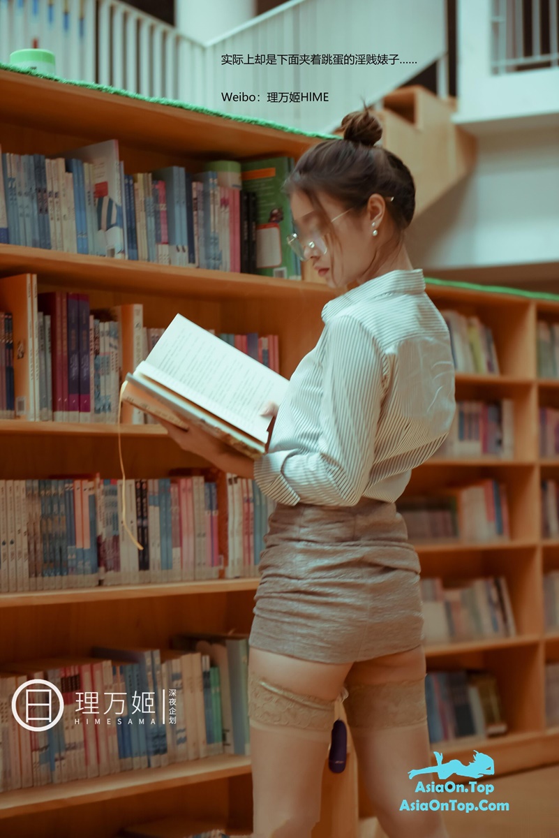 BODY PHOTOGRAPHY – Female teacher after class (below)
