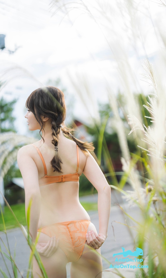 Himeka Araya 新谷姫加 写真集 1泊2日火照るホテル
