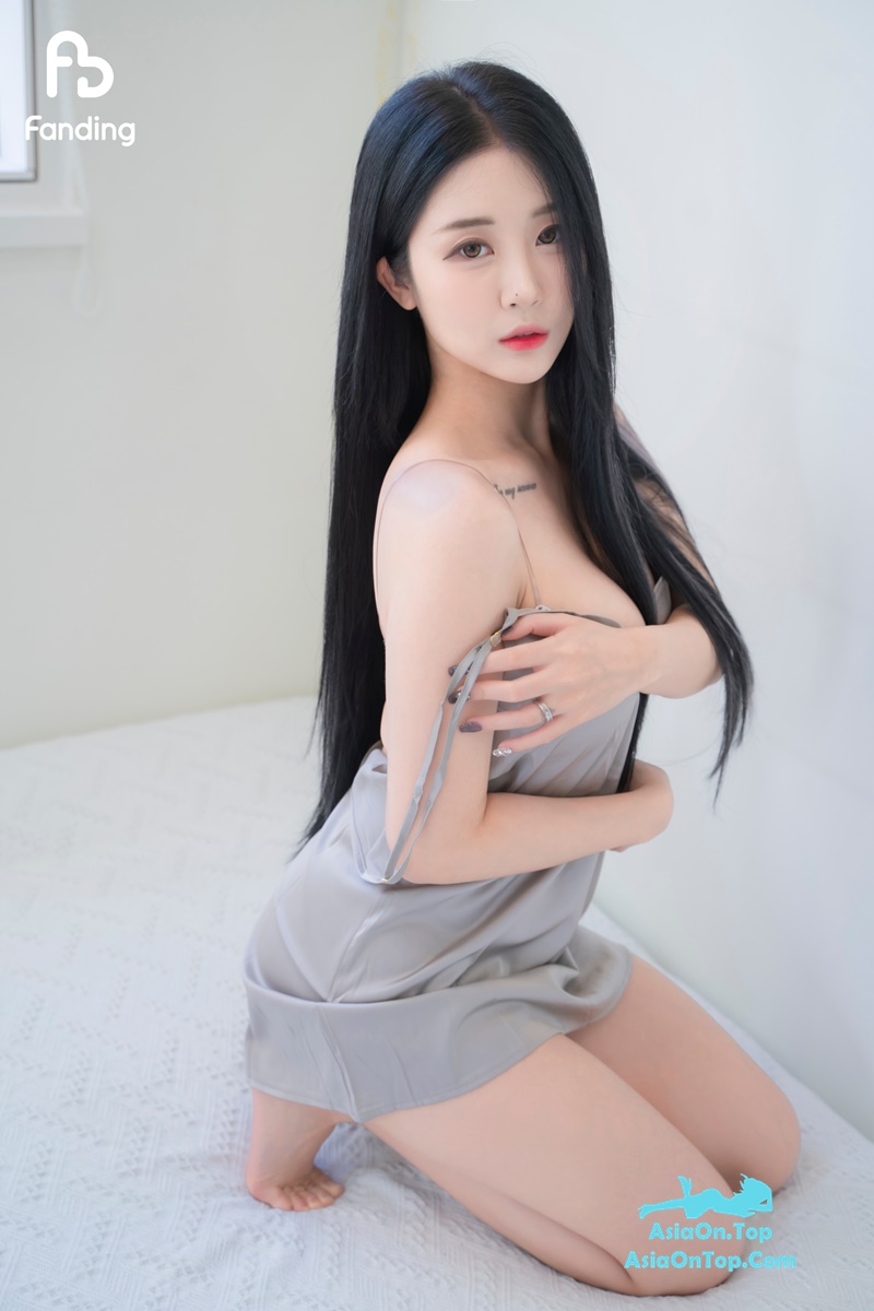Bomi 보미 – Gray Slip