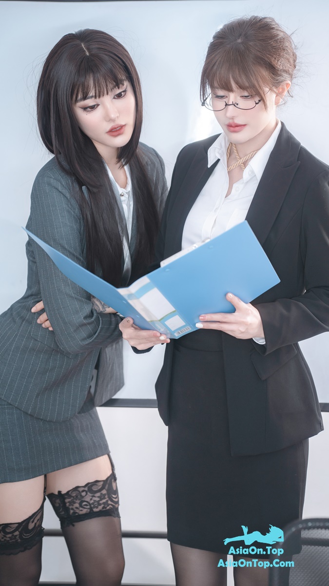 Coser@鹿八岁 – 女上司和女下属 Female boss and female subordinate